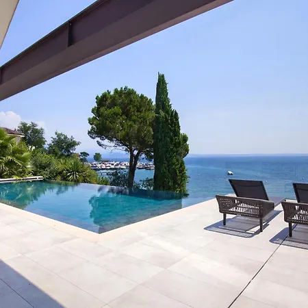 Grace With Pool On The Villa Manerba del Garda